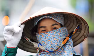 Theo chân công nhân môi trường làm sạch đường phố trong mùa dịch 