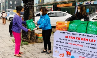 Ấm áp những suất ăn, điểm phát thực phẩm miễn phí dành cho những hoàn cảnh khó khăn