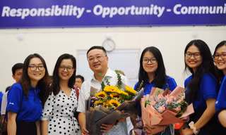 Hiệu trưởng sinh viên được hiệu trưởng trường đại học vinh danh