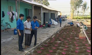 Anh Nguyễn Văn Khiên (đứng giữa, phía trước) bên lô hương đang phơi