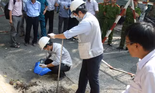 Khám nghiệm lòng đường phát nổ, phun lửa