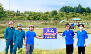 Đoàn viên, thanh niên tình nguyện hưởng ứng phong trào phòng chống đuối nước
