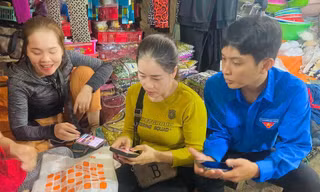 Đoàn viên thanh niên sôi nổi hưởng ứng phong trào "Bình dân học vụ số"
