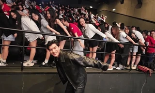 FC HIEUTHUHAI bao rạp xem phim ATSH, đu trend “Exit Sign” cùng chính chủ