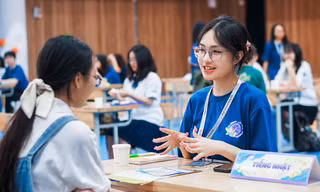 Học bá các trường chuyên Hà Nội tụ hội hỗ trợ "hậu bối" sắp vào lớp 10
