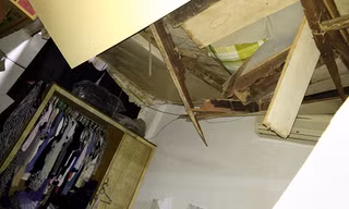 Mái tôn nhà bà Lan bị khối bê tông đè sập