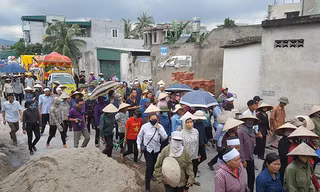 Hàng nghìn người dân xung quanh khu vực đến tiễn đưa các nạn nhân xấu số