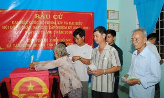 Cử tri lớn tuổi nhất được mời bỏ lá phiếu đầu tiên.