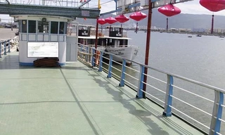 Một số tàu du lịch tận dụng mái làm tầng hai, để du khách leo lên ngắm cảnh rất mất an toàn. Ảnh: Thanh Trần.