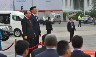 Thủ tướng Mông Cổ J. Erdenebat và Thủ tướng Nguyễn Xuân Phúc trên bục danh dự 