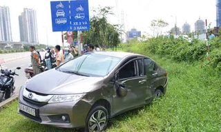 Xe tô 4 chỗ lao xuống mương sau hai cú tông liên tiếp.