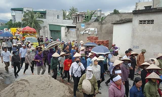 Hàng nghìn người dân xung quanh khu vực đến tiễn đưa các nạn nhân xấu số