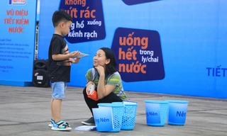 Người dân tham gia trò chơi nhắc nhở ý thực tiết kiệm nước sạch trong khuôn khổ ngày hội diễn ra từ 8 đến 17 giờ.