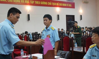  Thí sinh bốc thăm câu hỏi phần thi kiến thức, sáng 18/7