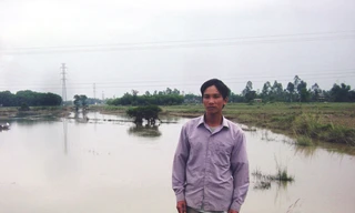 Cứu 2 nữ sinh trong lũ