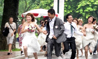 Xem 100 cặp đôi dốc sức chạy đua marathon