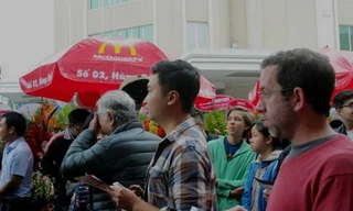 Hàng trăm người xếp hàng chờ McDonald's ở Hà Nội