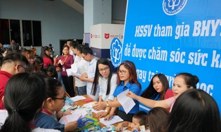 Cán bộ BHXH tới trường học tuyên truyền, vận động các em học sinh, sinh viên tham gia BHYT.