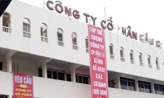 Doanh nghiệp nợ BHXH do khó khăn, phá sản khiến quyền lợi người lao động bị ảnh hưởng. Ảnh người lao động căng băng rôn nợ BHXH tại trụ sở một công ty ở Hà Nội