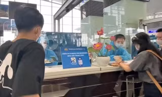 Những hành khách đầu tiên thử nghiệm "hộ chiếu vắc-xin" điện tử để bay đi châu Âu.