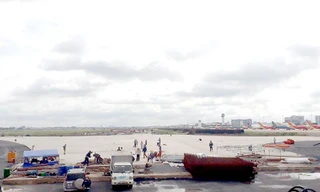 Một phần giai đoạn 2 dự án sửa chữa, nâng cấp sân bay Tân Sơn Nhất đã hoàn thành đưa vào sử dụng, phần còn lại dự kiến xong trong năm nay. Ảnh thi công nâng cấp sân bay Tân Sơn Nhất.