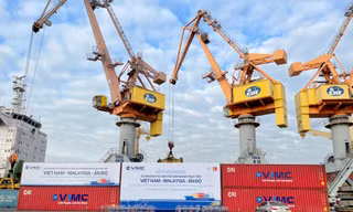 Những thùng container hàng hóa xuất khẩu đi Malaysia, Ấn Độ đầu tiên được một hãng tàu của Việt Nam thực hiện.