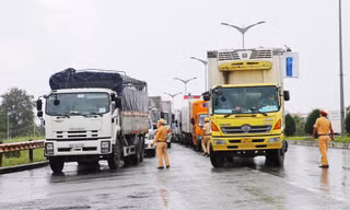 Ùn tắc tại chốt kiểm soát cửa ngõ TP.Cần Thơ ngày 24/8, với các quy định riêng của địa phương.