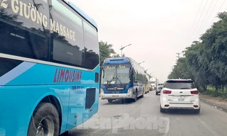 Đoạn cuối cao tốc Pháp Vân để vào nội thành Hà Nội ùn ức kéo dài, lực lượng cảnh sát giao thông được tăng cường để điều tiết và phân làn. Ảnh: Dương Hưng.