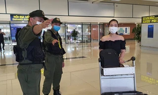 Trong ngày bầu cử 23/5, sân bay Nội Bài (Hà Nội) được tăng cường an ninh cấp độ 1. Dù vắng khách do dịch COVID-19, nhưng công tác an ninh vẫn được đặc biệt coi trọng.