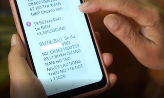 Người lao động kiểm tra tin nhắn báo nhận tiền hỗ trợ từ Quỹ Bảo hiểm thất nghiệp.