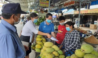 Cán bộ BHXH và đại lý thu tại Vĩnh Long gặp từng người dân để tuyên truyền, vận động tham gia BHXH tự nguyện, BHYT.