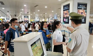 Có biểu hiện lơ là, chủ quan trong phòng chống dịch COVID-19 tại các sân bay. Ảnh chỉ có tính chất minh hoạ.