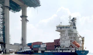 Hiện trường sự cố tàu container đâm trụ cầu Phước Khánh đang thi công. Ảnh VEC.