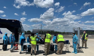 Công dân Việt Nam tại Mỹ làm thủ tục lên chuyến bay thẳng đầu tiên của năm 2021 do một hãng hàng không Việt Nam thực hiện.