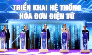 Phó Thủ tướng Lê Minh Khái, Bộ trưởng Tài chính Hồ Đức Phớc và các vị khách mời, lãnh đạo Tổng cục Thuế nhấn nút triển khai hệ thống hóa đơn điện tử giai đoạn 1. Ảnh: Phạm Thanh.