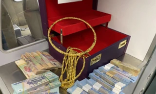 Hộp tài sản chứa tiền mặt và vàng bị bỏ quên trên chuyến bay VN1262, chủ nhân đã tới nhận lại.