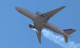 Hình ảnh chiếc Boeing 777-200 của hãng United Airlines bị cháy động cơ bên phải khi đang bay. Ảnh: EPA