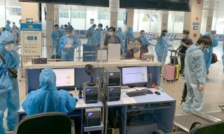 Chỉ 5 nhóm khách được đi máy bay qua sân bay Tân Nhất.