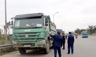 Thanh tra giao thông thực hiện cân xe để kiểm soát tải trọng phương tiện qua cầu Thăng Long.