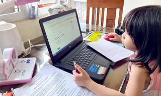 Cha mẹ khoe con trên mạng: Khoe thế khác gì hại con!