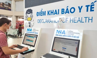 Khách muốn sử dụng các dịch vụ ăn uống, mua sắm tại sân bay Nội Bài buộc phải cài đặt và sử dụng ứng dụng VNEID mới có thể quét khi qua cửa. Ảnh minh họa.