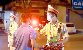 Lực lượng cảnh sát giao thông kiểm tra nồng độ cồn của tài xế trong ngày đầu ra quân đảm bảo trật tự an toàn giao thông dịp Lễ 30/4-1/5/2021. Ảnh: CSGT.