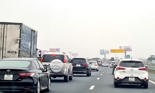 Kết thúc ba ngày nghỉ Tết Dương lịch, dòng xe nối đuôi nhau hướng về Thủ đô