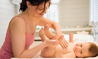 Massage thường xuyên giúp trẻ mau lớn, tăng sức đề kháng