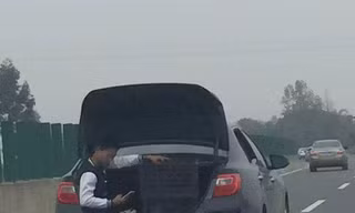 Nam thanh niên vô tư ngồi trong cốp xe khi đi trên cao tốc.