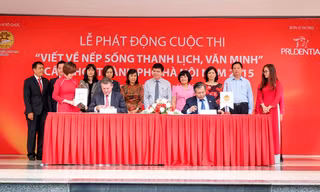 Đại diện Sở GD&ĐT Hà Nội và Cty Prudential Việt Nam ký kết chương trình phối hợp cuộc thi “Viết về nếp sống thanh lịch, văn minh” cấp THCS thành phố Hà Nội năm 2015.