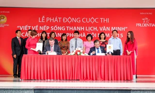 Đại diện Sở GD&ĐT Hà Nội và Cty Prudential Việt Nam ký kết chương trình phối hợp cuộc thi “Viết về nếp sống thanh lịch, văn minh” cấp THCS thành phố Hà Nội năm 2015.