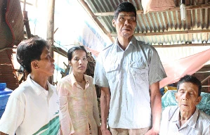 Đời cơ cực của “gã khổng lồ” cao hơn 2m