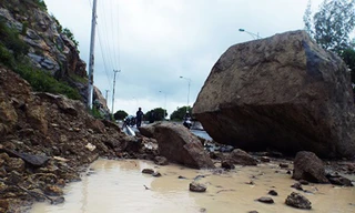 Hiện trường vụ sạt lở ngổn ngang rất nguy hiểm cho các phương tiện.