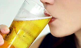 Ông bố Nhật dạy con gái bằng 'một đêm ăn nhậu xả láng'